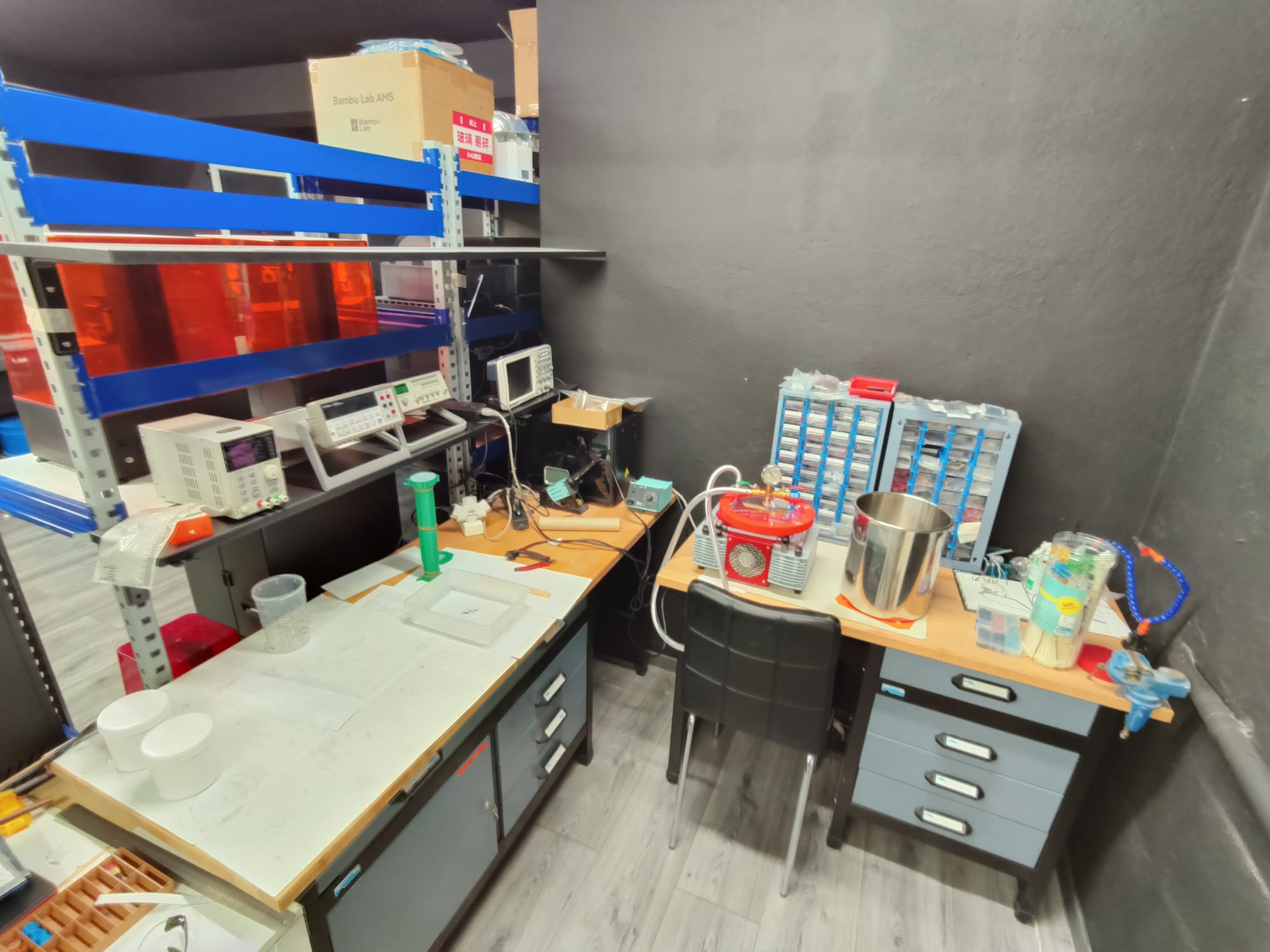 Electronics bench with measuring gear